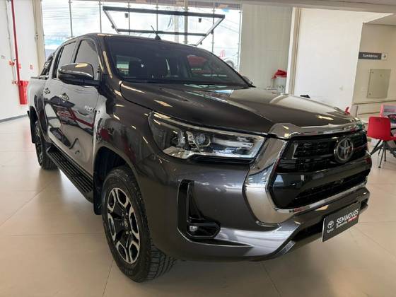 TOYOTA HILUX 2.8 D-4D TURBO DIESEL CD SRX 4X4 AUTOMÁTICO